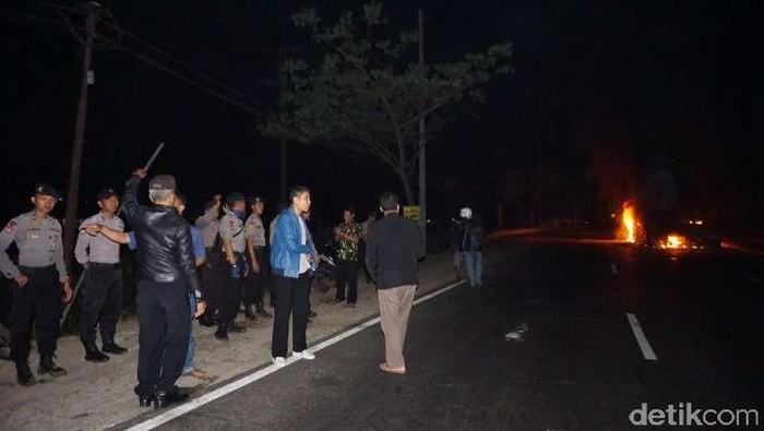 Bus Dibakar Massa karena Lawan Arah dan Tabrak Pemotor hingga Tewas