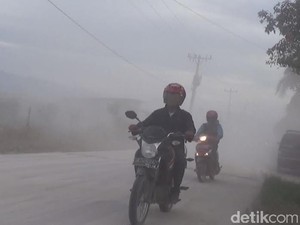 Gunung Sinabung Alami 20 kali Gempa, Sisi Timur Diselimuti Abu Vulkanik