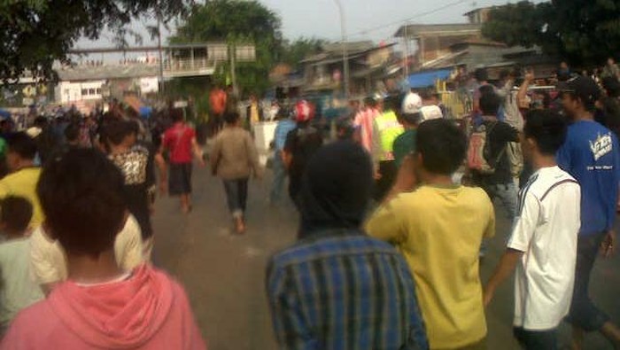 Bentrokan Ormas VS Warga Pecah di Pasar Gembrong, 1 Motor Dibakar