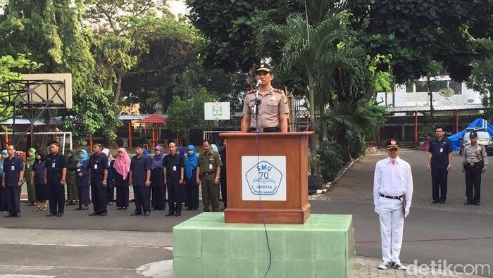 Jadi Pembina Upacara, Kapolsek Kebayoran Baru Imbau Siswa SMA 70 Stop Tawuran