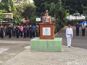 Jadi Pembina Upacara, Kapolsek Kebayoran Baru Imbau Siswa SMA 70 Stop Tawuran