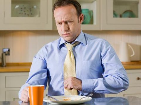 Begah karena kebanyakan makan saat liburan bisa diatasi dengan cara-cara ini