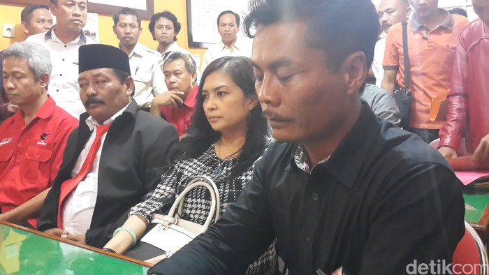 Bambang-Retno Daftar ke KPU Pacitan Diantar Kader PDIP-Hanura