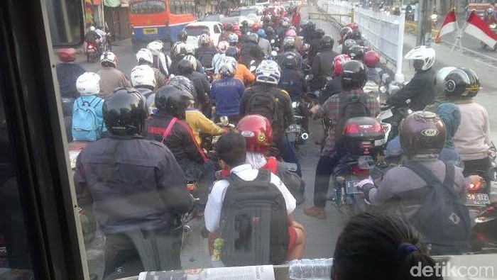 Duh! Tiap Pagi Pemotor Antre Masuk Busway dan Bikin Macet di Mampang