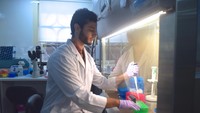 Anton Lucanus menyandang gelar sarjana sains dalam bidang anatomi dan biologi manusia dari the University of Western Australia. Dalam bidang sains yang ditekuninya itu, Anton pernah menjalani pertukaran pelajar dan belajar di bidang biologi molekuler UGM Yogyakarta, menjalani kursus singkat biologi molekuler di University of California, Los Angeles-AS, hingga menjadi peneliti riset di Lembaga Eijkman Jakarta. ( Foto: dokumentasi pribadi Anton Lucanus)
