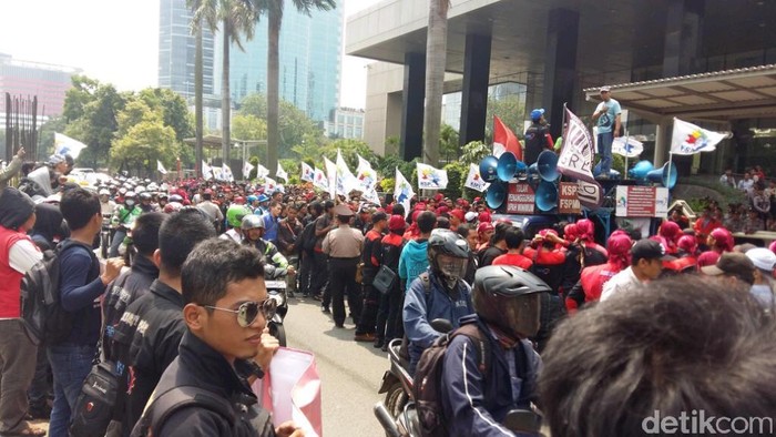 Buruh Demo di Depan Gedung KPK, Lalin Rasuna Said Arah Mampang Macet Parah