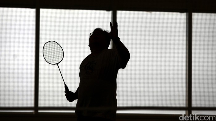 Menkeu Bambang Brodjonegoro Badminton Menteri Keuangan Bambang Brodjonegoro, menyempatkan diri berolahraga bulu tangkis. Bambang bermain bulu tangkis bersama mantan atlet bulutangkis nasional Taufik Hidayat dan Rudi Hartono, di Kantor Dijen Bea, Cukai, Rawamangun, Minggu (09/08/2015). Rengga Sancaya/detikcom.