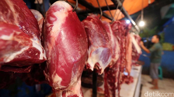 Dampak kebijakan pembatasan impor daging sapi yang hanya 50.000 ekor di kuartal III-2015 sudah mulai terasa. Harga daging sapi di wilayah Jakarta masih tinggi yaitu Rp 120.000/Kilogram (Kg). Penjual memotong daging sapi di salah satu pasar tradisional di Jakarta. Rachman Haryanto/detikcom.