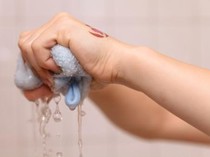 Pramugari Spill Joroknya Handuk Hangat di Kursi Kelas Satu