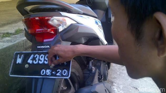 Jawa Timur Kekurangan Stok 1,2 juta Pasang Material Plat Nomor Kendaraan