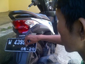 Jawa Timur Kekurangan Stok 1,2 juta Pasang Material Plat Nomor Kendaraan
