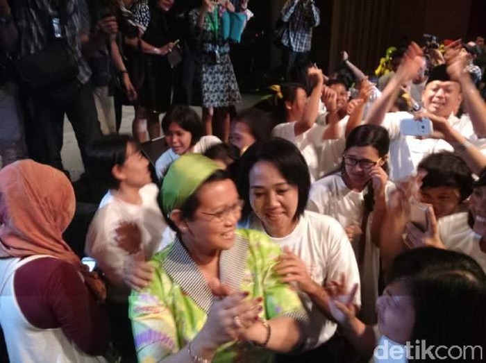 Serunya Menlu Retno Goyang Dangdut dengan 1.000 TKI