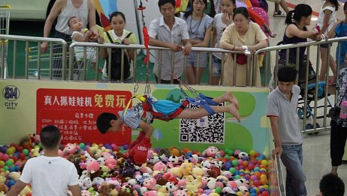 Bukan Mesin, Permainan Capit Boneka Ini Benar-benar Gunakan Manusia