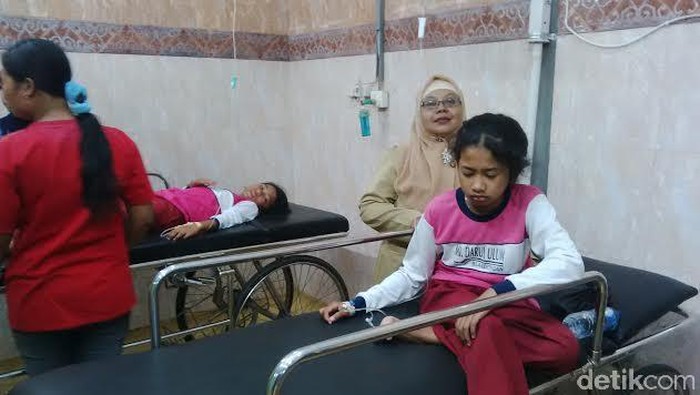 Belasan Siswa MI Darul Ulum Keracunan Makanan Ringan