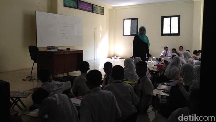 SMP 159 Ingin Ahok Datang, Tengok Ruang Kelas Mereka di Musala