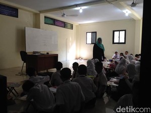 Siswa SMP 159 Tambora Belajar di Musala, Kadisdik: Rehabilitasi Tahun Depan
