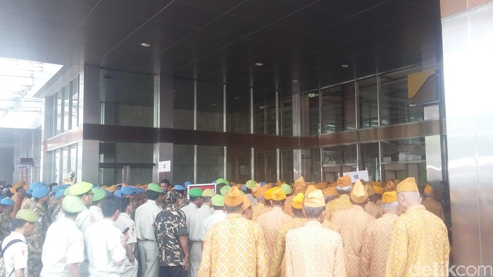Mensos Khofifah Gerak Jalan Bersama Ribuan Pejuang di Hari Veteran