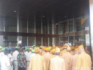 Mensos Khofifah Gerak Jalan Bersama Ribuan Pejuang di Hari Veteran