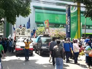 Persoalkan JHT, Ratusan Buruh Geruduk Kantor BPJS Bandung