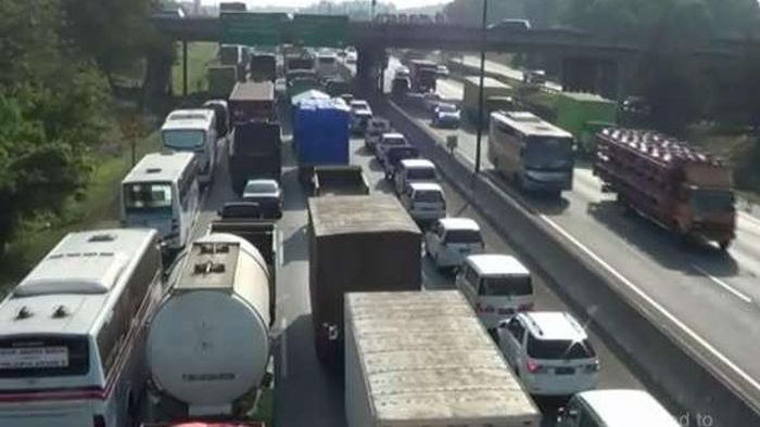 kecelakaan di Tol Cikampek kecelakaan di Tol Cikampek