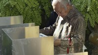 Sjafrie bertanya pada Soeharto mengapa nekat mengunjungi Bosnia yang berbahaya. Kita ini pemimpin Negara Non Blok tetapi tidak punya uang. Ada negara anggota kita susah, kita tidak bisa membantu dengan uang ya kita datang saja. Kita tengok. Yang penting orang yang kita datangi merasa senang, morilnya naik dan mereka menjadi tambah semangat, jawab Soeharto. (Foto: Istimewa/Getty Images)