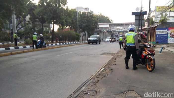 Polisi Berjaga di Warung Buncit, Pemotor Kocar-kacir Keluar Jalur TransJ
