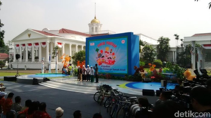 Gaya Pidato Jokowi di Depan Anak-anak: Cerita Soal Rusa hingga Bagikan Sepeda