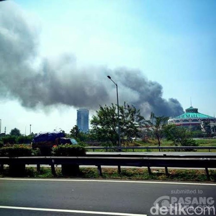 Perumahan Mewah di Kembangan Jakbar Terbakar, Asap Membumbung Tinggi
