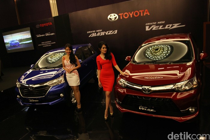 Model berpose di depan Mobil Grand New Avanza dan Grand New Veloz saat peluncuran di Jakarta, Rabu (12/8). PT Toyota Astra Motor meluncurkan dua varian mobil segmen low Multi Purpose Vehicle (MPV) dengan mesin berteknologi dual VVT-i dengan kapasitas 1.300 cc dan 1.500 cc yang merupakan pengembangan atas model Avanza Veloz yang diluncurkan pada 2013.