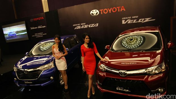 Model berpose di depan Mobil Grand New Avanza dan Grand New Veloz saat peluncuran di Jakarta, Rabu (12/8). PT Toyota Astra Motor meluncurkan dua varian mobil segmen low Multi Purpose Vehicle (MPV) dengan mesin berteknologi dual VVT-i dengan kapasitas 1.300 cc dan 1.500 cc yang merupakan pengembangan atas model Avanza Veloz yang diluncurkan pada 2013.