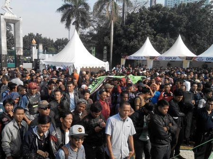 Daftar Jadi Ojek GrabBike, Ribuan Pemotor Padati Senayan