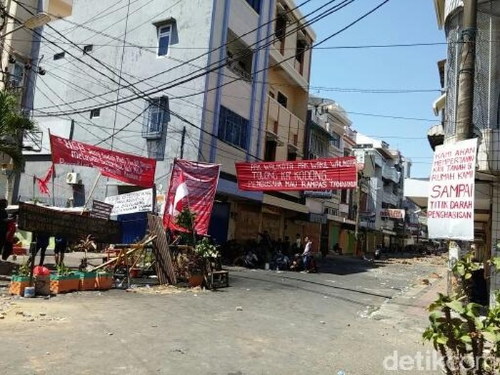 Tolak Eksekusi, Ratusan Warga Blokir Jalan Somba Opu Makassar