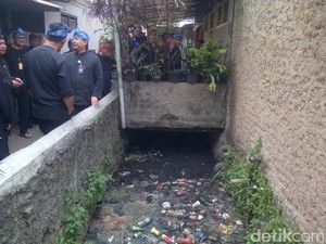 Geram Lihat Parit Hitam Penuh Sampah, Ridwan Kamil ke Lurah: Bersihkan 7 Hari!