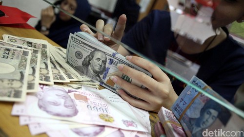 Nilai tukar rupiah hari ini mengalami koreksi harian terparahnya di 2015. Nilai tukar rupiah terhadap dolar Amerika Serikat (AS) ditutup melemah di posisi Rp 13.795 per dolar AS dibandingkan posisi pada penutupan perdagangan kemarin di Rp 13.610 per dolar AS. Petugas vallas di Money Changer Dolarindo Melawai, Jakarta Selatan menunjukan uang dolar AS, Rabu (12/8/2015). Rachman Haryanto/detikcom.