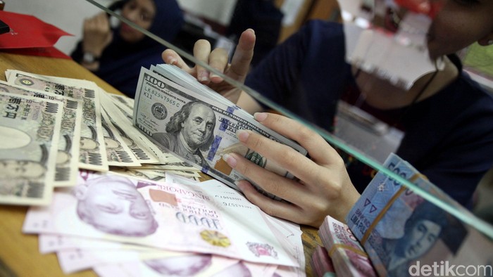 Nilai tukar rupiah hari ini mengalami koreksi harian terparahnya di 2015. Nilai tukar rupiah terhadap dolar Amerika Serikat (AS) ditutup melemah di posisi Rp 13.795 per dolar AS dibandingkan posisi pada penutupan perdagangan kemarin di Rp 13.610 per dolar AS. Petugas vallas di Money Changer Dolarindo Melawai, Jakarta Selatan menunjukan uang dolar AS, Rabu (12/8/2015). Rachman Haryanto/detikcom.