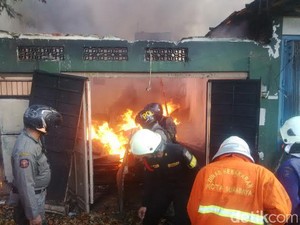 Empat Bangunan di Dharmahusada Ludes Dilalap Api