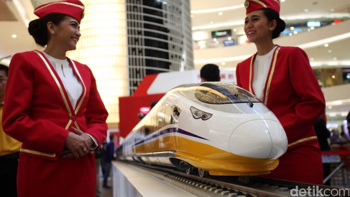 Pemerintah China serius mengembangkan jaringan kereta cepat (High Speed Train/HST) rute Jakarta-Bandung. Kini, China tengah bersaing ketat dengan Jepang untuk dipilih sebagai pengembang kereta cepat. Keseriusan China membangun HST, ditunjukkan dengan menampilkan berbagai desain hingga miniatur keret cepat di Senayan City. Rachman Haryanto/detikcom.