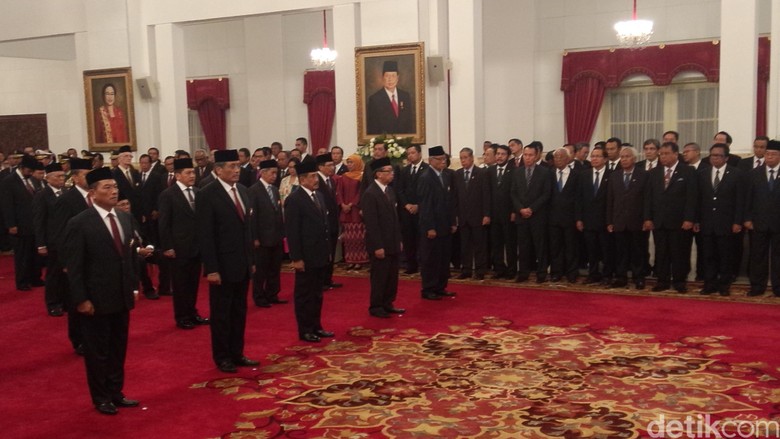 Jokowi Beri Tanda Kehormatan ke 46 Orang, dari Paloh Sampai Goenawan Mohamad Jokowi Beri Tanda Kehormatan ke 46 Orang, dari Paloh Sampai Goenawan Mohamad