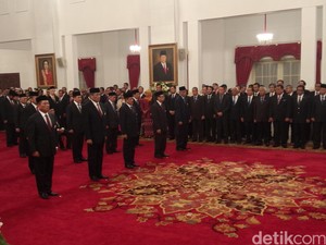 Jokowi Beri Tanda Kehormatan ke 46 Orang, dari Paloh Sampai Goenawan Mohamad