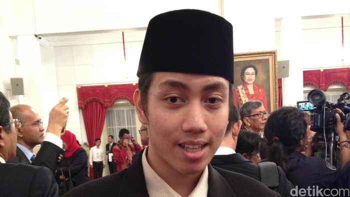 Mendiang Dubes Burhan dan Istri Terima Tanda Kehormatan dari Jokowi