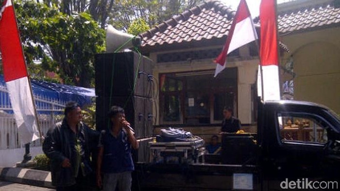 Penambang Pasir Progo Demo Tolak Izin Tambang