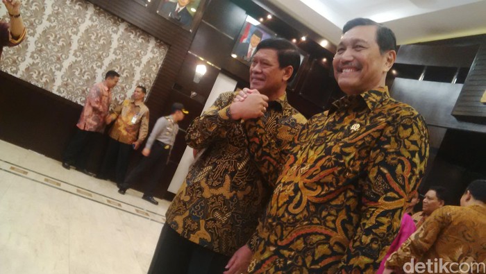 Salam Komando dan Suasana Haru Tedjo Saat Serahkan Jabatan ke Luhut