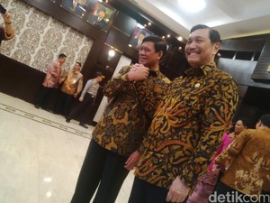 Salam Komando dan Suasana Haru Tedjo Saat Serahkan Jabatan ke Luhut