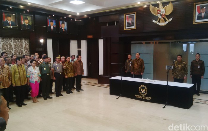 Tedjo Resmi Serahkan Jabatan Menko Polhukam ke Luhut