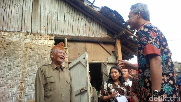 Gubernur Ganjar dan Anak Buahnya Saweran Perbaiki Rumah Veteran Perang