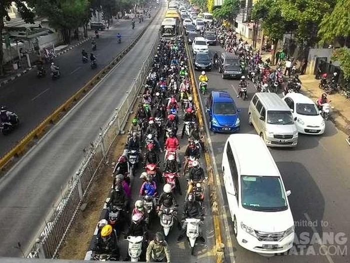 Penerobosan Busway Kumat Lagi, Jalur TransJ di Mampang Dibajak Pemotor