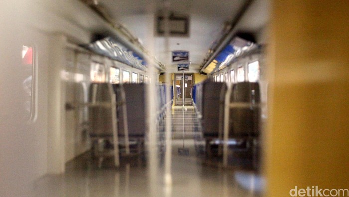 Pemerintah China serius mengembangkan jaringan kereta cepat (High Speed Train/HST) rute Jakarta-Bandung. Kini, China tengah bersaing ketat dengan Jepang untuk dipilih sebagai pengembang kereta cepat. Keseriusan China membangun HST, ditunjukkan dengan menampilkan berbagai desain hingga miniatur keret cepat di Senayan City. Rachman Haryanto/detikcom.
