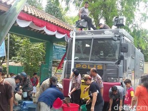 Pakai Water Canon, Polres Tangerang Bantu Salurkan Air Bersih ke Warga Cimone