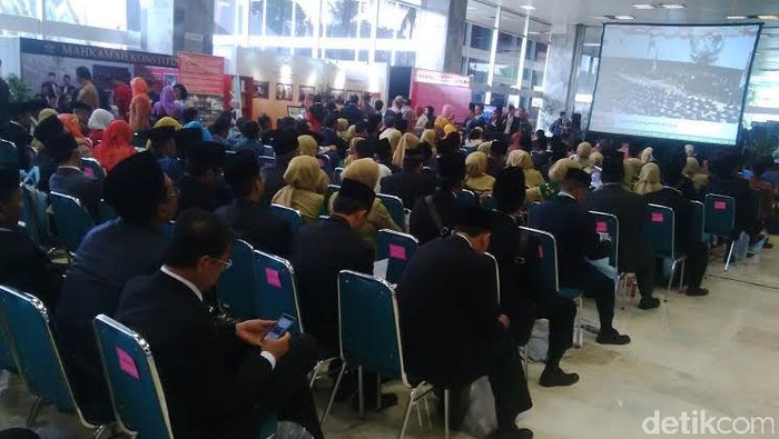 Petani dan Guru Saksikan Sidang Tahunan MPR Lewat Layar Besar