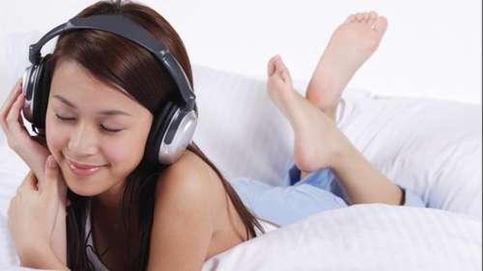 Ilustrasi mendengarkan musik Wanita muda sedang mendengarkan musik.